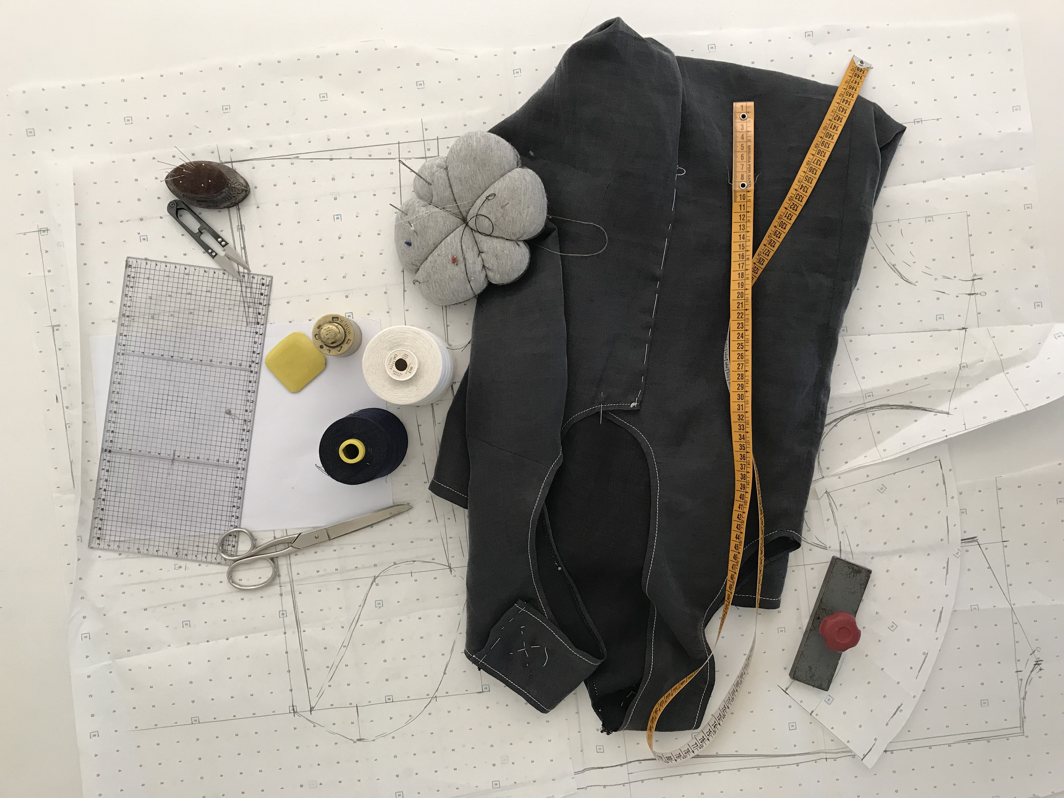 Strumenti del sarto e tessuti